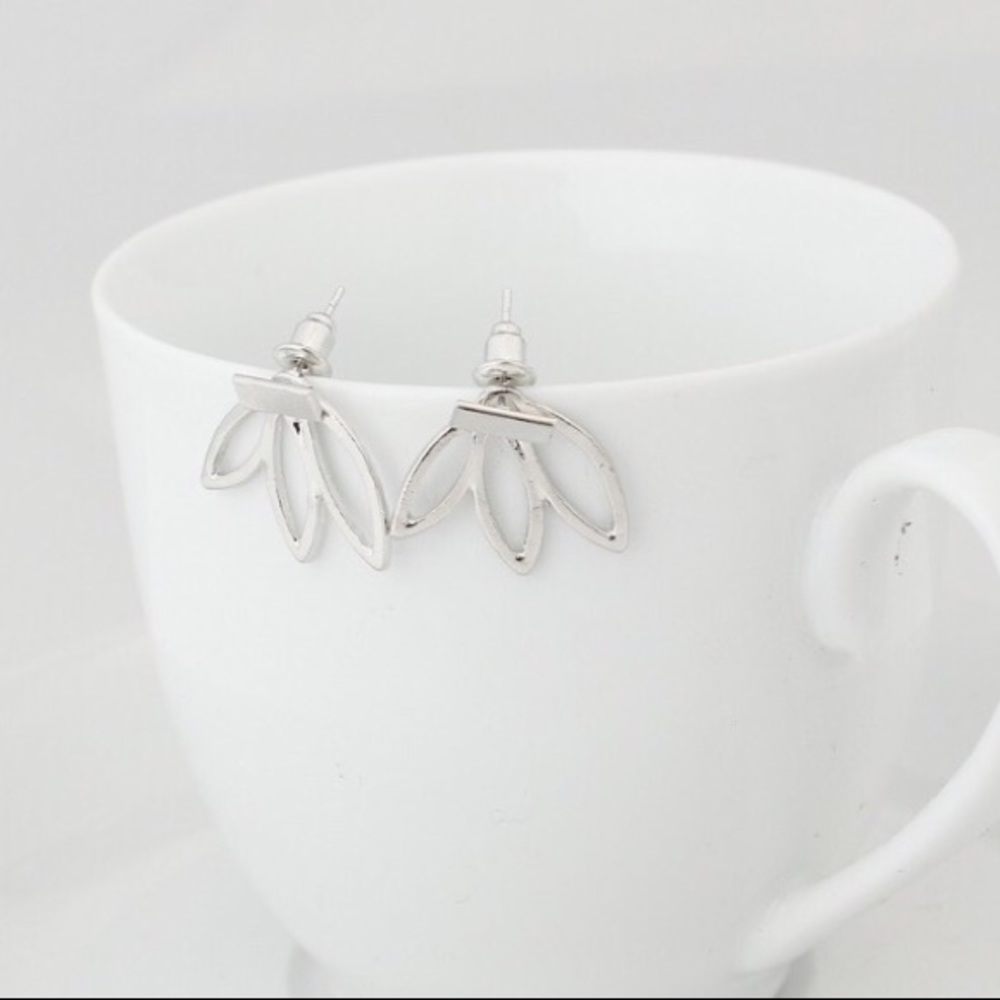 🎉 3 for $15 Flower Earrings - Picture 2 of 3